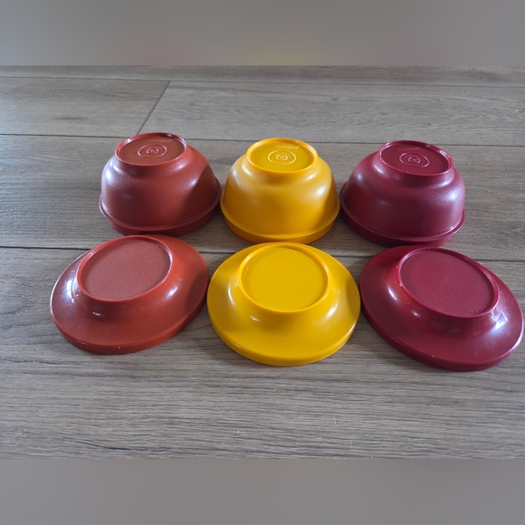 Vintage Tupperware Set of Three Colorful Bowls With Lids - Picture 3 of 9